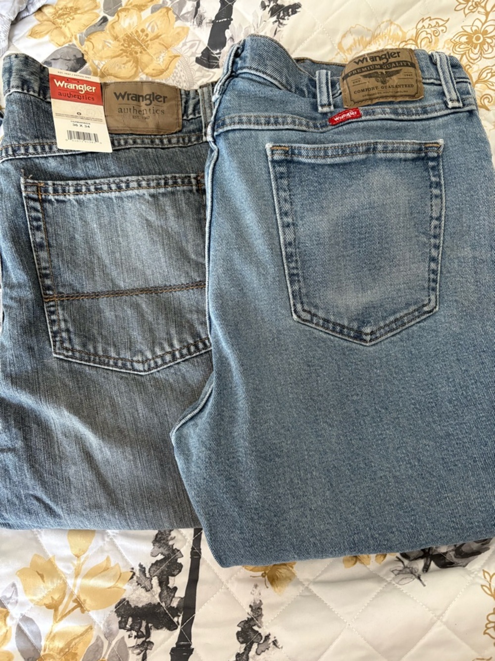 Wrangler Men's Light Blue Relaxed Jeans Pair